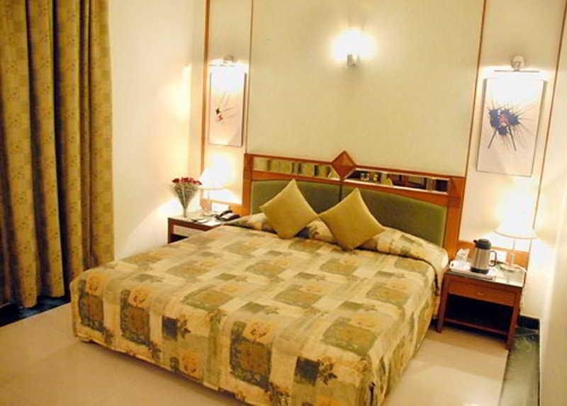 Hotel J P Cordial